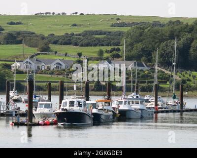 Vue sur la marina de Kirkcudbright avec yachts et bateaux à voile amarrés dans l'estuaire de la rivière Dee ; un jour d'été, le 2021 août. Banque D'Images