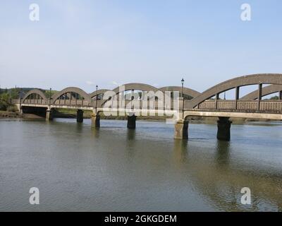 Construit en 1926 par Mouchel, le pont routier actuel au-dessus de la rivière Dee à Kirkcudbright est une structure en béton armé de 5 travées, l'A755. Banque D'Images