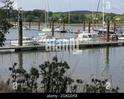 Vue sur la marina de Kirkcudbright avec yachts et bateaux à voile amarrés dans l'estuaire de la rivière Dee ; un jour d'été, le 2021 août. Banque D'Images