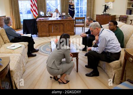 Nancy-Ann DeParle, directrice du Bureau de la Maison Blanche pour la réforme de la santé, s'entretient avec Dan Meltzer, conseiller principal adjoint, alors que le président Barack Obama appelle un membre du Congrès dans le Bureau ovale, le 20 mars 2010. Assis sur le canapé, de gauche à droite, il y a Bob Bauer, conseiller du président, Phil Schiliro, adjoint du président pour les affaires législatives, Et Danielle Gray, avocate associée du Président (photo officielle de la Maison Blanche par Pete Souza) cette photo officielle de la Maison Blanche est disponible uniquement pour publication par les organismes de presse et/ou pour impression personnelle par le sous-traitant Banque D'Images