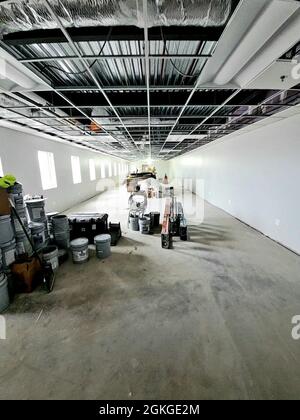 Une photo intérieure des travaux effectués sur un nouveau bâtiment de casernes de formation transitoire est présentée le 15 avril 2021, à fort McCoy, Wisconsin Contractor L.S. Black Constructors s'est vu attribuer un contrat de 20.6 millions de dollars pour la construction des casernes en septembre 2019. La date d'achèvement prévue est plus tard en 2021 et l'installation est terminée à plus de 80 %. Les casernes prévues seront différentes des casernes traditionnelles qui sont situées tout au long de l'installation. Ce nouveau bâtiment de quatre étages peut accueillir 400 personnes dans environ 60,000 pieds carrés. Le projet est également le premier de huit nouveaux buildi Banque D'Images