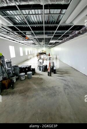 Une photo intérieure des travaux effectués sur un nouveau bâtiment de casernes de formation transitoire est présentée le 15 avril 2021, à fort McCoy, Wisconsin Contractor L.S. Black Constructors s'est vu attribuer un contrat de 20.6 millions de dollars pour la construction des casernes en septembre 2019. La date d'achèvement prévue est plus tard en 2021 et l'installation est terminée à plus de 80 %. Les casernes prévues seront différentes des casernes traditionnelles qui sont situées tout au long de l'installation. Ce nouveau bâtiment de quatre étages peut accueillir 400 personnes dans environ 60,000 pieds carrés. Le projet est également le premier de huit nouveaux buildi Banque D'Images