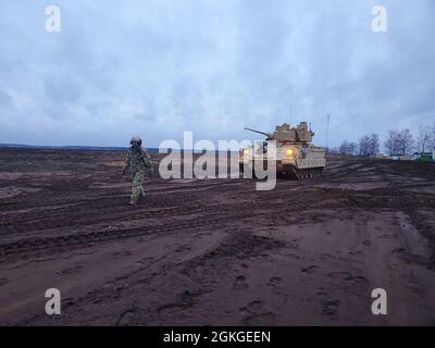 Sergent d'état-major Tim Horgan, 2e Bataillon, 8e Régiment de cavalerie, chef de section de scouts, guide au sol son véhicule de combat M2A3 Bradley jusqu'à la ligne prête pour préparer le tir de sa qualification de Table VI, Pabrade, Lituanie, avril 15. Pendant les opérations de reconnaissance et de sécurité, il y a une forte probabilité que les Scouts entrent en contact direct avec l'ennemi. Il est d'une importance vitale qu'ils soient capables d'engager et de détruire l'ennemi avec une puissance de feu écrasante pour survivre à ces rencontres. Troopers du 2ème Batt., 8ème. ORD. Peloton scout Préparez-vous à ces rencontres en dépensant severa Banque D'Images