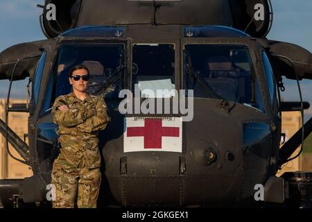 SPC de l'armée américaine. Donna W10th, une médaillée de vol avec Charlie Company, 2-104e Bataillon de l'aviation de soutien général, 28e brigade de l'aviation de combat expéditionnaire, était une médaillée qui a répondu immédiatement aux soins des civils blessés après une attaque à la roquette en février. Banque D'Images