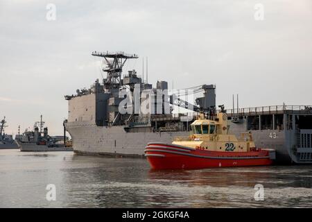 210416-N-GF955-1447 STATION NAVALE MAYPORT (Floride) – (le 16 avril 2021) le quai d'atterrissage de classe Whidbey Island désaffecté USS fort McHenry (LSD 43) quitte la station navale Mayport (Floride) pour la dernière fois le 16 avril 2021, sous remorquage et en route vers l'installation de maintenance navale inactive de Philadelphie. Banque D'Images