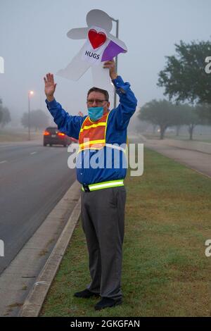 Roger Hall, coordonnateur du soutien communautaire de la 502e Escadre de la base aérienne, accueille les navetteurs entrants lors de l'événement de la journée We Care, le 16 avril 2021, à la base conjointe San Antonio-Lackland, Texas. Nous Care Day fait partie du programme Airman Comprehensive Fitness qui met l'accent sur la sensibilisation au suicide afin d'assurer le bien-être par la prévention, l'éducation et l'intervention. Banque D'Images