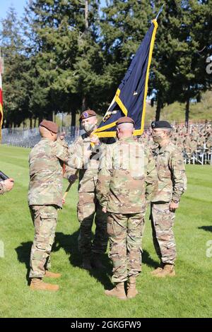 Bang. Le général Curtis Taylor reçoit les couleurs de la 5e Brigade d'assistance de la Force de sécurité du Commandement de la Brigade. Sgt. Le Maj Rob Craven à Watkins Field, base interarmées Lewis McChord avant des transmettre au Lieutenant général Leopoldo Quintas, commandant adjoint, Commandement des Forces armées américaines. Taylor prend le commandement au Centre national d'entraînement de fort Irwin, en Californie, la semaine prochaine. Banque D'Images