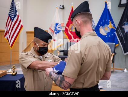 210416-N-WF272-1190 PHILADELPHIE (le 16 avril 2021) Hôpital Corpsman 1er classe David Cooley, à gauche, de New York, et 1er classe Rudy Fehrle Jr., de Galloway, N.J., tous deux affectés à Navy Talent acquisition Group Philadelphia, participent à une cérémonie de pliage du drapeau lors de la cérémonie de retraite du Chief Aviation Structural Builder David Schuster. Le NTAG de Philadelphie englobe des régions de Pennsylvanie, du New Jersey, du Delaware, du Maryland et de la Virginie occidentale, offrant des services de recrutement à partir de plus de 30 sites d'acquisition de talents, avec pour objectif global d'attirer les meilleurs candides Banque D'Images