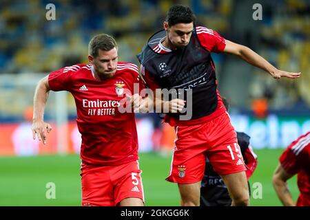 KIEV, UKRAINE - SEPTEMBRE 14 : Jan Vertonghen de Benfica et Roman Yaremchuk de Benfica se réchauffent lors du match de la Ligue des champions de l'UEFA entre le FC Dynamo Kiev et SL Benfica au NSC Olimpiyski le 14 septembre 2021 à Kiev, Ukraine (photo par Andrey Lukatsky/Orange Pictures) Banque D'Images