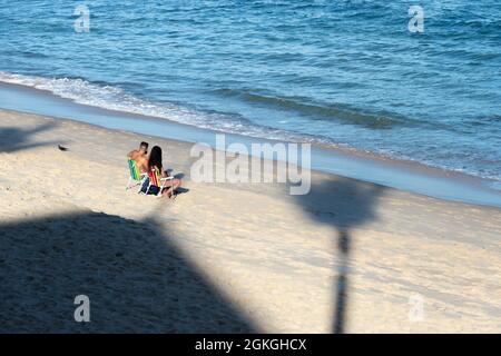 Salvador, Bahia, Brésil - 17 juin 2021. Les gens à la plage de Farol da Barra en pleine pandémie pour éliminer le stress causé par le coronavirus. Banque D'Images