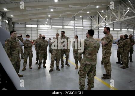 Les soldats de l'Armée britannique reçoivent une brève classe sur le Drone de l'EAGLE gris à fort Hood, Texas, le 16 avril 2021. Le General Atomics MQ-1C Grey Eagle est un système d'avions sans pilote de moyenne altitude et de longue durée. Banque D'Images