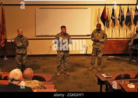 88e Division de préparation Commandant général, Maj. Darrell Guthrie, et 88e Sergent-major de commandement de la RD, Sgt de commandement. Le Maj Gregory Betty a organisé une rencontre pour lutter contre l'extrémisme dans les rangs. Y participaient également les généraux commandants adjoints de la 88e RD, Brig. Le général John Hafley et Brig. Général Maria Juarez. La conversation a été franche, honnête et a souligné l'importance des liens familiaux dans nos organisations et unités de l'Armée de terre et de la Réserve des États-Unis, la nécessité fondamentale du respect et de la dignité dans les interactions entre tous les soldats, et l'insistance du commandant à vivre l'AR Banque D'Images