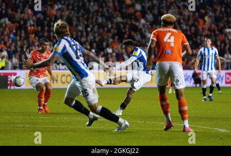 Josh Koroma, de Huddersfield Town, marque le premier but du match du championnat Sky Bet à Bloomfield Road, Blackpool. Date de la photo: Mardi 14 septembre 2021. Banque D'Images