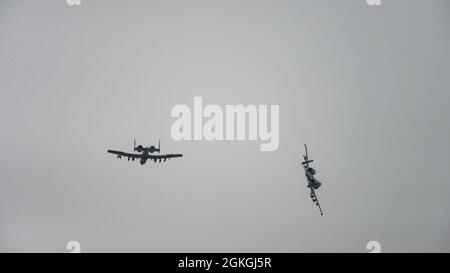 Deux A-10 Thunderbolt IIS du 25e Escadron de chasseurs, base aérienne d'Osan, République de Corée, ont effectué une mission d'entraînement de routine au-dessus de Kunsan AB, ROK, le 15 avril 2021. Le 25e FS a été activé dans le cadre de la 51e Escadre de chasseurs à Osan AB en octobre 1993. Les escadrons de chasseurs organisent une formation de routine pour maintenir l'efficacité de la mission. Banque D'Images