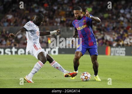 Cornella, Espagne. 14 septembre 2021. Dayot Upamecano (2 Bayern Munchen) et Memphis Delay (9 FC Barcelone) pendant, LaLiga Santander match entre Espanyol et at.madrid au stade RCDE à Cornella, Barcelone, Espagne. Crédit: SPP Sport presse photo. /Alamy Live News Banque D'Images