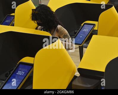 Los Angeles, États-Unis. 14 septembre 2021. Une femme lance son bulletin de vote à l'élection de rappel des gouverneurs de la Californie au Bellevue Recreation Centre de Los Angeles le mardi 14 septembre 2021. Les responsables des élections du comté de Los Angeles ont ouvert 255 centres de vote pour les gens lors des élections de mardi. Les électeurs se voient poser deux questions sur leurs bulletins de rappel. La première est de savoir si Gov. Gavin Newsom devrait être rappelé, et le second est qui devrait lui succéder dans le cas où il est. Photo de Jim Ruymen/UPI crédit: UPI/Alay Live News Banque D'Images