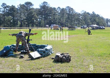 FORT BENNING, Géorgie -- les 28 équipes restantes du concours des meilleurs Rangers 2021 débutent les événements du deuxième jour à Todd Field avec divers événements de ronde le 17 avril. Les équipes ont pris part à des mises de jour : réapprovisionnement d'urgence, tri-tours, assemblage d'armes, Ranger First Responder, cours d'assaut à la grenade, Mortiers 81 mm, et BDE à la gamme de Krilling. Banque D'Images