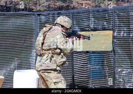 FORT BENNING, Géorgie -- les 28 équipes restantes du concours des meilleurs Rangers 2021 débutent les événements du deuxième jour à Todd Field avec divers événements de ronde le 17 avril. Les équipes ont pris part à des mises de jour : réapprovisionnement d'urgence, tri-tours, assemblage d'armes, Ranger First Responder, cours d'assaut à la grenade, Mortiers 81 mm, et BDE à la gamme de Krilling. Banque D'Images