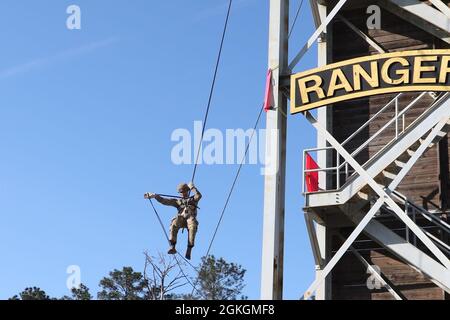 FORT BENNING, Géorgie -- les 28 équipes restantes du concours des meilleurs Rangers 2021 débutent les événements du deuxième jour à Todd Field avec divers événements de ronde le 17 avril. Les équipes ont pris part à des mises de jour : réapprovisionnement d'urgence, tri-tours, assemblage d'armes, Ranger First Responder, cours d'assaut à la grenade, Mortiers 81 mm, et BDE à la gamme de Krilling. Banque D'Images