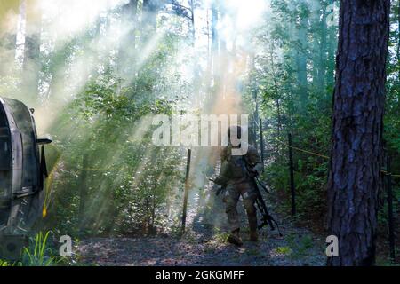 FORT BENNING, Géorgie -- les 28 équipes restantes du concours des meilleurs Rangers 2021 débutent les événements du deuxième jour à Todd Field avec divers événements de ronde le 17 avril. Les équipes ont pris part à des mises de jour : réapprovisionnement d'urgence, tri-tours, assemblage d'armes, Ranger First Responder, cours d'assaut à la grenade, Mortiers 81 mm, et BDE à la gamme de Krilling. Banque D'Images