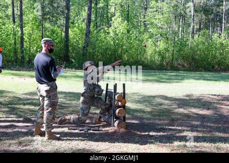 FORT BENNING, Géorgie -- les 28 équipes restantes du concours des meilleurs Rangers 2021 débutent les événements du deuxième jour à Todd Field avec divers événements de ronde le 17 avril. Les équipes ont pris part à des mises de jour : réapprovisionnement d'urgence, tri-tours, assemblage d'armes, Ranger First Responder, cours d'assaut à la grenade, Mortiers 81 mm, et BDE à la gamme de Krilling. Banque D'Images