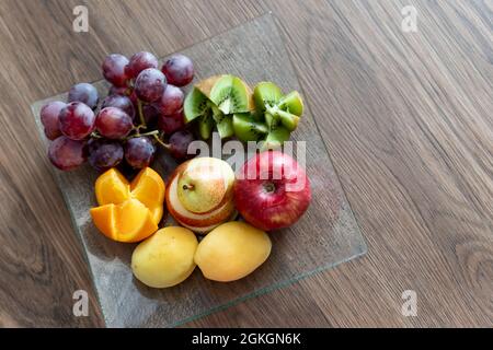 Fruits frais mélangés sur l'assiette.délicieux fruits.plateau de fruits comme nourriture saine pour la fête et la table de vacances. Banque D'Images