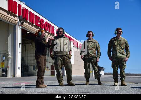 Les chefs d'équipage de la 148e Escadre de chasseurs regardent un F-16 Fighting Falcon taxi depuis une inspection de fin de piste (EOR) jusqu'à la piste de la base de la Garde nationale aérienne de Duluth, Minnesota, le 17 avril 2021. L'EOR effectue une inspection finale de l'avion avant le décollage. Banque D'Images