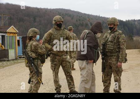 Les soldats de l'Armée britannique affectés à la Brigade 77, la Force opérationnelle, effectuent une simulation d'engagement de chef clé pendant le Dragoon Ready 21 dans la zone d'entraînement de Hohenfels, le 17 avril 2021. Cet exercice intègre des partenaires multinationaux pour construire notre interopérabilité alliée, car toute réponse de crise sera faite dans un contexte de l'OTAN. 2CR intégrera des alliés pour construire des systèmes et des processus multinationaux de manœuvre, de maintien en puissance et de commandement de mission. Banque D'Images