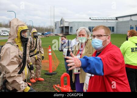 Des joueurs civils dépeignent les victimes d'une explosion aux côtés de soldats de la 50e Chemical Company de la Garde nationale du New Jersey pratiquant la sécurité du périmètre lors d'un exercice d'entraînement de la Homeland Response Force à East Amherst, New York, le 17 avril. La 50th Chemical Company fait partie de l'élément de soutien de l'assistance CBRNE (CASE) pour la FMA Region II HRF, qui est chargée de fournir sécurité et assistance aux éléments de décontamination lors des interventions en cas de catastrophes naturelles ou d'origine humaine Banque D'Images