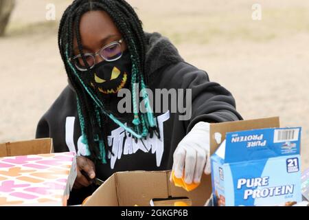 Mlle Savannah Delamothe, l'enfant d'un soldat affecté à la 5e Brigade blindée, première division de l'Armée de l'Ouest, prépare des oranges et des collations pour les participants lors d'une marche de la mort de Bataan sur fort Bliss, Texas, le 17 avril 2021. La marche a été en l'honneur des prisonniers de guerre américains et philippins dans l'histoire de la Marche de la mort de Bataan. La distance pour l'événement était de 26 milles, et les soldats ont participé à la marche avec leurs familles. Banque D'Images