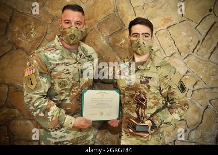 Sgt. Commandement Le Maj. Robert Potts (à gauche), commandant sergent major, 76e Commandement de la réponse opérationnelle pose une photo avec le SPC de la Réserve de l'Armée de terre. Spencer Kasper, spécialiste chimique, biologique, radiologique et nucléaire originaire d'El Paso, Texas, affecté à la 369e Chemical Company, 455e Brigade chimique, 76e Commandement de l'intervention opérationnelle, qui a remporté le concours du meilleur guerrier du commandement dans la catégorie des soldats à Camp Williams, Utah, en avril 17. Kasper était l'un des quinze soldats de la Réserve de l'Armée de terre de tout le pays qui sont récemment venus à Camp Williams pour participer à une co du meilleur guerrier du Commandement interarmées Banque D'Images