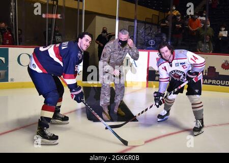 Le colonel Brian Moore, commandant de l'installation de Robins, dépose le palet de cérémonie avant un match de hockey au Macon, Georgia, Centreplex, le 17 avril 2021. Dans le cadre des soirées d'appréciation militaire, des membres de la base aérienne de Robins, en Géorgie, ont participé à des festivités, notamment des expositions statiques et le chant de l'hymne national. Banque D'Images