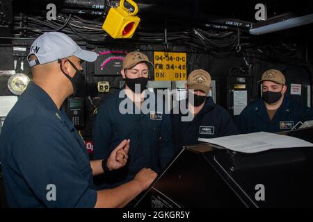 OCÉAN PACIFIQUE (17 avril 2021) — des marins affectés au quai de transport amphibie USS Portland (LPD 27) effectuent un exercice de perte de direction dans la maison pilote, avril 17. Portland mène actuellement des opérations de routine dans la troisième flotte des États-Unis. Banque D'Images