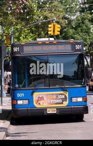 Un bus privé qui transporte des gens, principalement des juifs orthodoxes, de Willimsburg à Boro Park et retour. Sur Lee Ave à Williamsburg, Brooklyn. Banque D'Images