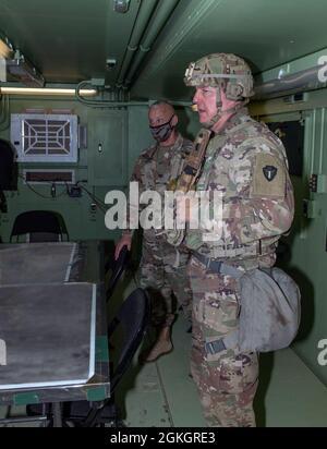 Le colonel Robin Stillwell du Commandement central de l’Armée des États-Unis et le chef d’état-major de la Force opérationnelle Spartan, le colonel Michael Hunt, valident la capacité de l’équipe tactique de la Division à déplacer leur centre d’opérations vers un nouvel emplacement, le 14 avril 2021. C'était la première fois que des soldats de la 36e Division d'infanterie exécutait ce type de manœuvre lorsqu'ils étaient déployés, ce qui prouve une disponibilité optimale. Pendant le déplacement, les soldats basés en Jordanie ont posé plus d'un mile de fil de concertina et ont établi un réseau informatique avec toutes les capacités dont le centre d'opérations principal de la Division a besoin d'être immédiatement opérationnel. Banque D'Images