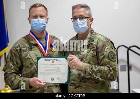 Sept soldats de la garde nationale de l'armée du Nebraska participent à la compétition de l'État meilleur guerrier au site d'entraînement de Greenlief, près de Hastings, Nebraska, le 16 avril 2021. Ils sont en compétition pour savoir quel officier non commandant et soldat enrôla sera nommé les meilleurs guerriers de l’État. La compétition du meilleur guerrier est un événement éprouvant de trois jours avec des concurrents inscrits sur des événements d'entraînement physique, un parcours d'obstacle, la survie de l'eau, une série de tâches du guerrier de l'Armée, la qualification des armes, un essai écrit, une marche de route, et les sergents Major et les premiers sergents conseils. Les gagnants vont continuer Banque D'Images