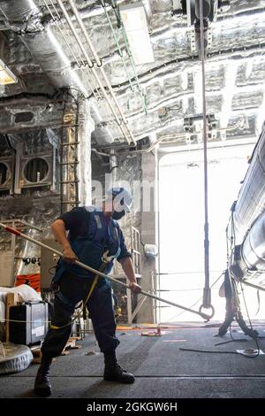 OCÉAN PACIFIQUE (18 avril 2021) Mineman Hunter Auslander de 3e classe de fort Lauderdale, Floride, abaisse une ligne de levage à bord du navire de combat littoral de type Independence-variant USS Charleston (LCS 18), avril 18. Charleston est actuellement en activité dans la troisième flotte des États-Unis. Banque D'Images