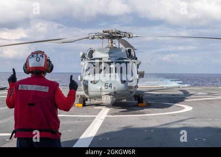 OCÉAN PACIFIQUE (18 avril 2021) Aviation Ordnanceman 2e classe Shanell Woodcock de Missoula, en Ontario, dirige un hélicoptère MH-60S Sea Hawk à bord du navire de combat littoral USS Independence-variant Charleston (LCS 18), avril 18. Charleston est actuellement en activité dans la troisième flotte des États-Unis. Banque D'Images