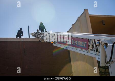 Les pompiers du service de secours d'incendie de San Diego supervisent les enfants qui grimpent sur une échelle de camion d'incendie pendant le camp d'autonomisation des filles du service de secours d'incendie de San Diego, en Californie, le 18 avril 2021. Ce camp de deux jours a été l'occasion pour les enfants de tous genres de gagner la confiance, de se faire de nouveaux amis et de travailler avec des pompiers professionnels tout en apprenant certaines des compétences qu'ils utilisent pendant leur carrière. Banque D'Images