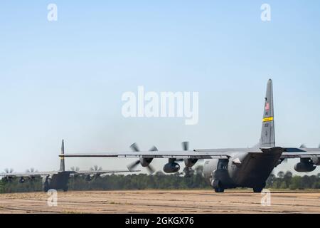 Deux avions Hercules C-130 de la Garde nationale aérienne du Wyoming, qui se rendient en taxi sur la piste dans le cadre de l’exercice Southern Strike 2021 au Centre d’entraînement sur la préparation au combat de la Garde nationale du Mississippi Gulfport, Mils, le 19 avril 2021. Southern Strike est un exercice d'entraînement annuel organisé par la Garde nationale du Mississippi afin d'accroître la préparation au combat dans toutes les branches de l'armée américaine. Banque D'Images