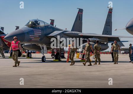 Les aviateurs de la US Air Force de la 104e Escadre de chasseurs de la Garde nationale aérienne du Massachusetts préparent un avion F-15C pour le lancement au Air Dominance Center pendant l'événement Sentry Savannah 2021, organisé par la Georgia Air National Guard, à Savannah, en Géorgie, le 19 avril 2021. Plus de 10 unités et plus de 60 avions participent à Sentry Savannah 2021, le plus grand exercice de combat air-air, 4e et 5e génération de la Garde nationale aérienne, pour présenter l'état de préparation des avions de combat du pays. Banque D'Images