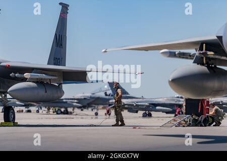 Le chef d'équipage du F-15C de la U.S. Air Force de la 104e Escadre de chasseurs de la Garde nationale aérienne du Massachusetts est un terrain pour le vol en amont au Air Dominance Center pendant l'événement Sentry Savannah 2021, organisé par la Garde nationale aérienne de Géorgie, à Savannah, en Géorgie, le 19 avril 2021. Plus de 10 unités et plus de 60 avions participent à Sentry Savannah 2021, le plus grand exercice de combat air-air, 4e et 5e génération de la Garde nationale aérienne, pour présenter l'état de préparation des avions de combat du pays. Banque D'Images