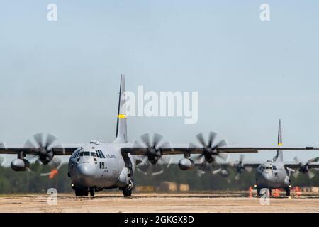 Deux avions Hercules C-130 de la Garde nationale aérienne du Wyoming sont prêts à rouler lors de l’exercice Southern Strike 2021 au Centre d’entraînement sur l’état de préparation au combat de la Garde nationale du Mississippi Gulfport, Mils, le 19 avril 2021. Southern Strike est un exercice d'entraînement annuel organisé par la Garde nationale du Mississippi afin d'accroître la préparation au combat dans toutes les branches de l'armée américaine. Banque D'Images