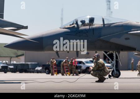 Le chef d'équipage du F-15C de la U.S. Air Force de la 104e Escadre de chasseurs de la Garde nationale aérienne du Massachusetts est un terrain pour le vol en amont au Air Dominance Center pendant l'événement Sentry Savannah 2021, organisé par la Garde nationale aérienne de Géorgie, à Savannah, en Géorgie, le 19 avril 2021. Plus de 10 unités et plus de 60 avions participent à Sentry Savannah 2021, le plus grand exercice de combat air-air, 4e et 5e génération de la Garde nationale aérienne, pour présenter l'état de préparation des avions de combat du pays. Banque D'Images