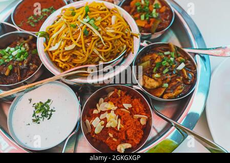 Thali de viande servi dans un restaurant. Banque D'Images