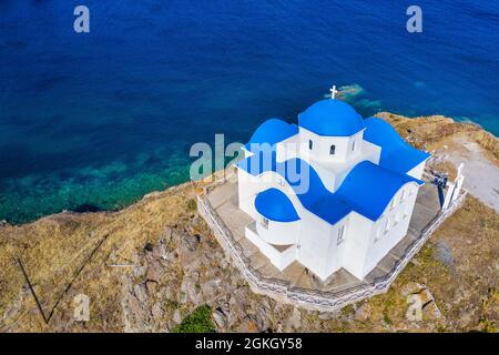 La petite église d'Agios Nikolaos à l'entrée du port sur l'île de Lemnos en Grèce Banque D'Images