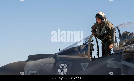 Le major John Cumbie, pilote du Marine Attack Squadron 223, Cherry point (Caroline du Nord), monte dans le poste de pilotage d'un Harrier AV-8B avant un vol en début de soirée à Gowen Field, Boise (Idaho), le 19 avril 2021. Le Harrier est capable de décollage et d'atterrissage verticaux. Banque D'Images