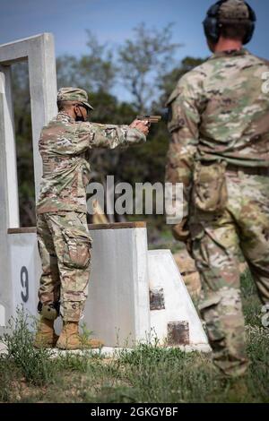 Sergent d'état-major de l'armée américaine James Miller devient plus compétent avec le pistolet semi-automatique SIG Sauer P320-M17 à Camp Bullis à San Antonio, Texas, le 19 avril 2021. L'exercice de préparation opérationnelle contractuelle est un événement culminant qui prépare les soldats à se déployer dans les mois à venir Banque D'Images