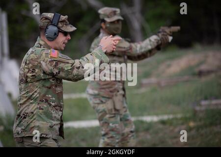 Sergent d'état-major de l'armée américaine Nicholas Contestabile, instruit les soldats sur la manipulation correcte du pistolet semi-automatique SIG Sauer P320-M17 au Camp Bullis à San Antonio, Texas, le 19 avril 2021. L'exercice de préparation opérationnelle contractuelle sert d'exercice de validation pour les soldats qui doivent se déployer au cours des prochains mois et de l'exercice suivant Banque D'Images