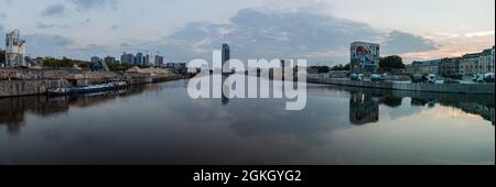 Laeken, région de Bruxelles-capitale, Belgique - 09 10 2021: Très grande vue panoramique sur les gratte-ciel de Bruxelles au canal en soirée Banque D'Images